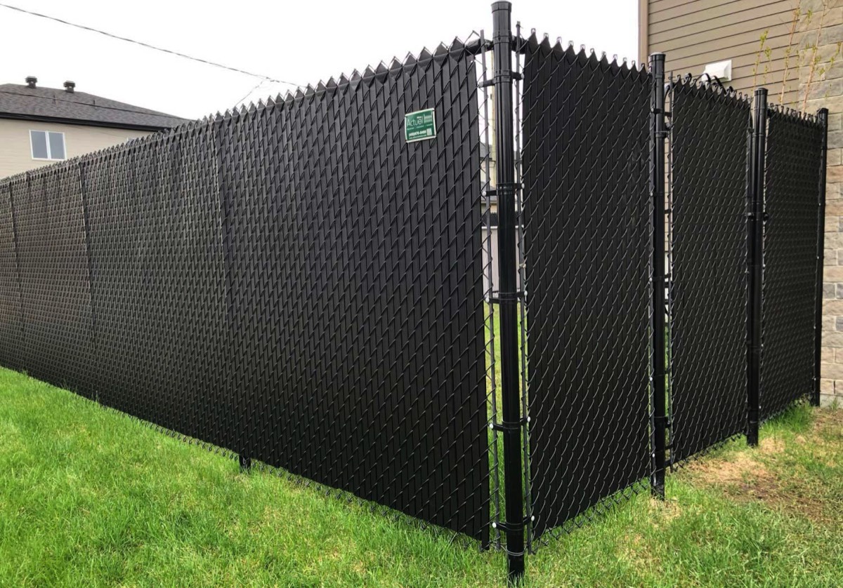 Mesh and slat fence